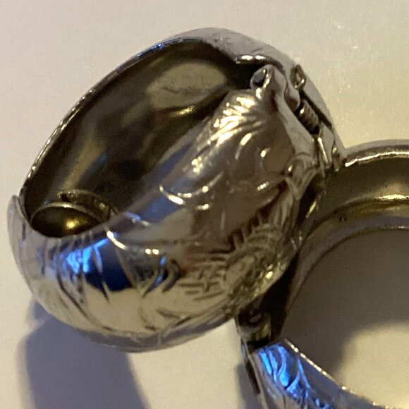 Vintage Silver Round Engraved Pattern Clip-on Earrings Retro Y2K - Picture 2 of 3